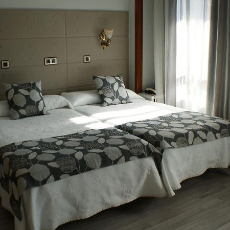 Hotel Los Naranjos Caces Kamer foto