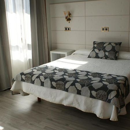 Hotel Los Naranjos Caces Kamer foto