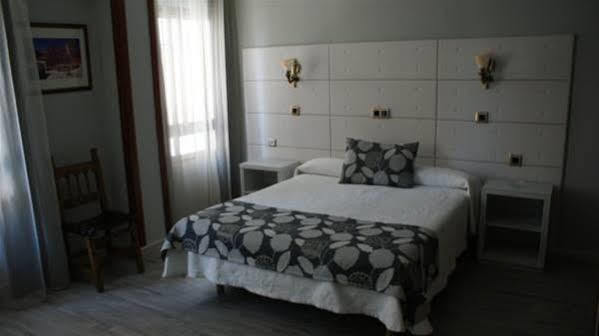 Hotel Los Naranjos Caces Buitenkant foto