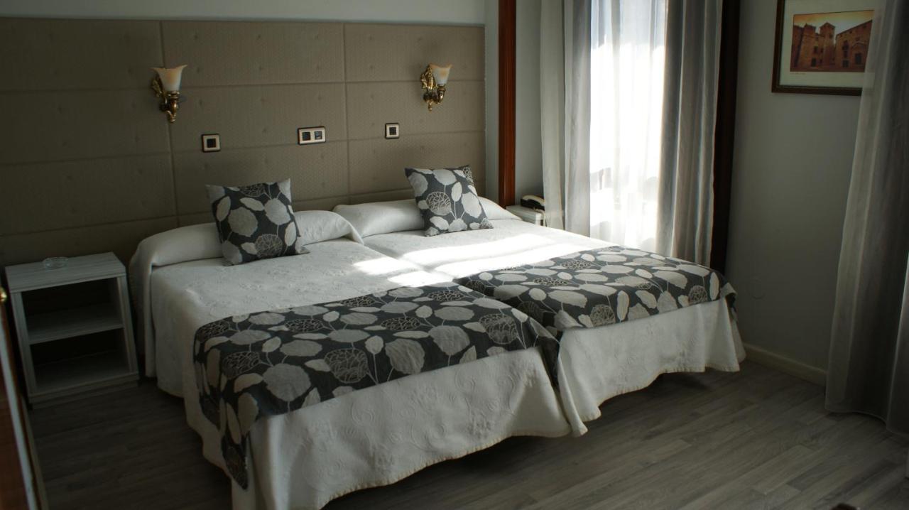 Hotel Los Naranjos Caces Kamer foto